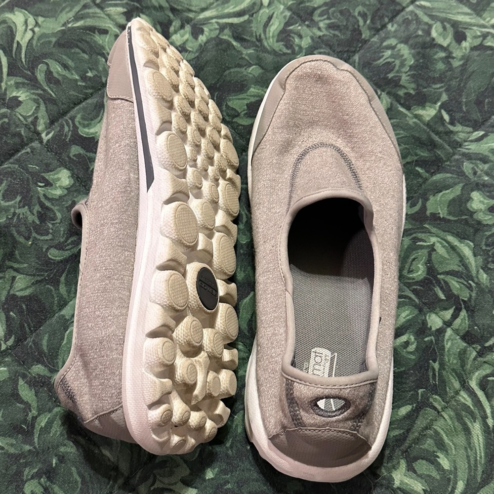 Comfy Skechers shoes - Picture 7 of 7